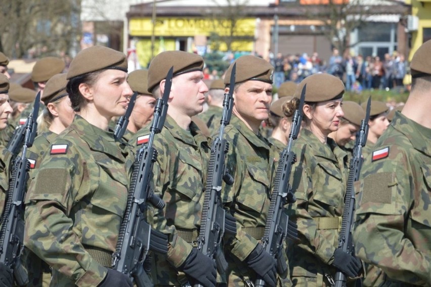 Przysięga żołnierzy X Świętokrzyskiej Brygady Wojsk Obrony Terytorialnej w Ostrowcu Świętokrzyskim 