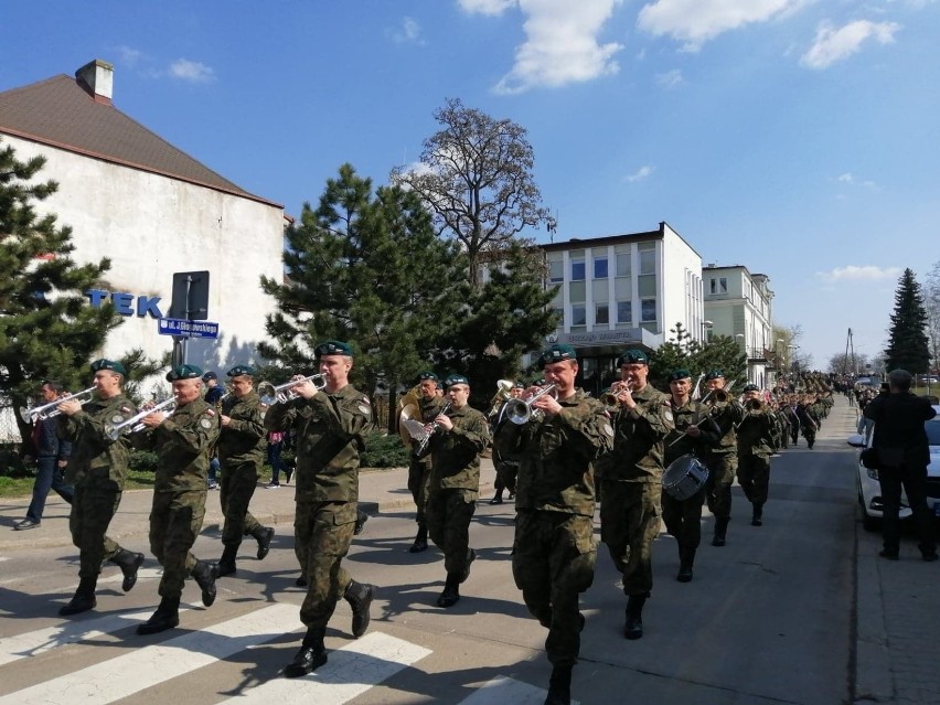 Przysięga żołnierzy X Świętokrzyskiej Brygady Wojsk Obrony Terytorialnej w Ostrowcu Świętokrzyskim 