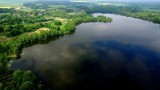 Widok na jezioro w Kursku koło Międzyrzecza. Zapiera dech w piersiach! [ZDJĘCIA]