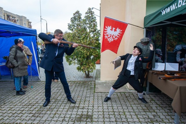 Niedzielne (10 listopada) Bydgoskie Obywatelskie Obchody Święta Niepodległości były idealną okazją, by celebrować rocznicę tego ważnego wydarzenia w klimacie ubiegłego stulecia. 

Na mieszkańców Bydgoszczy czekało wiele atrakcji, m.in.: przemarsz Ułanów z Koła Przyjaciół 16 Pułku Ułanów Wielkopolskich, koncert pieśni patriotycznych, przemarsz  i występ Młodzieżowej Orkiestry Dętej  Zespołu Szkół  Elektronicznych, a także niezwykłe inscenizacje historyczne. 

Stoiska promocyjne usytuowane w ścisłym centrum miasta przeniosły zwiedzających w czasie do pierwszej połowy XX wieku, do momentu odrodzenia Polski po odzyskaniu niepodległości. W ramach Obywatelskich Obchodów Święta Niepodległości zorganizowano bezpłatne przejazdy bryczką po okolicy Starego Rynku.