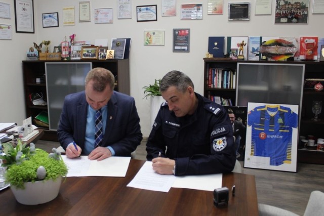 1 kwietnia burmistrz Gniewkowa Adam Straszyński oraz Komendant Powiatowy Policji w Inowrocławiu młodszy inspektor Karol Konopacki spotkali się w Urzędzie Miejskim w Gniewkowie, by podpisać dokument dotyczący porozumienia o dodatkowych patrolach policji