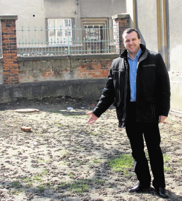 Mariusz Zając, dyrektor Gimnazjum nr 2 w Tarnowie, wciąż ma nadzieję, że miejsce błota i skrawków trawy zajmie nowe boisko