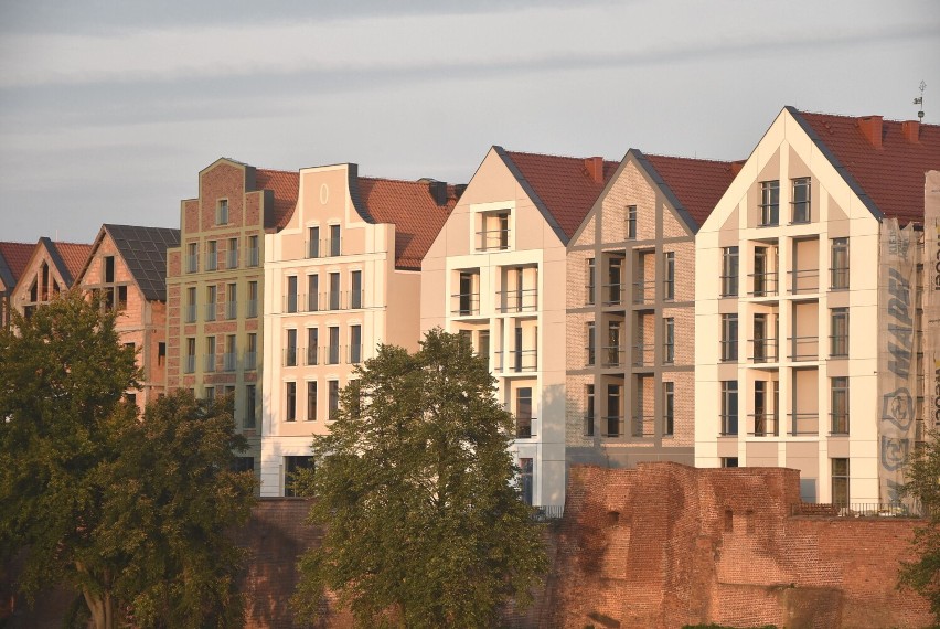 Malbork. Krajobraz nad Nogatem. Kąpielisko, nowa zabudowa, bulwar i jesienne klimaty 