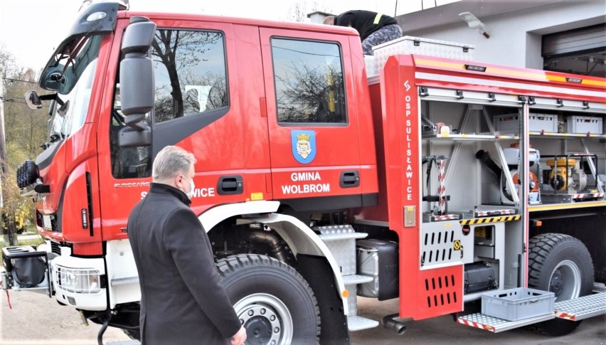 Nowy samochód ratowniczo-gaśniczy dla OSP w Sulisławicach. To już dziewiąty w gminie Wolbrom z serii