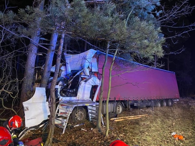 W nocy z 18 na 19 lutego doszło do wypadku w miejscowości Dybowo w gminie Wielka Nieszawka. Samochód ciężarowy z nieznanych przyczyn zjechał z drogi i uderzył w drzewo. Jedna osoba została zabrana do szpitala. Nie było to jedyne zdarzenie, do którego doszło tej samej nocy w tym samym miejscu.