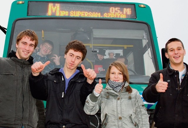 Młodzi pasażerowie komunikacji miejskiej w Olkuszu cieszą się, bo na osiedle Młodych dojadą za 50 groszy