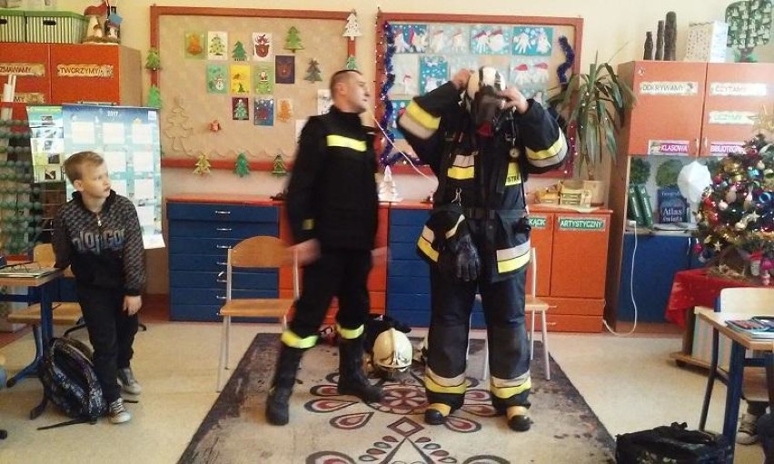 Stegna. Wizyta strażaków w szkole. Pokaz sprzętu
