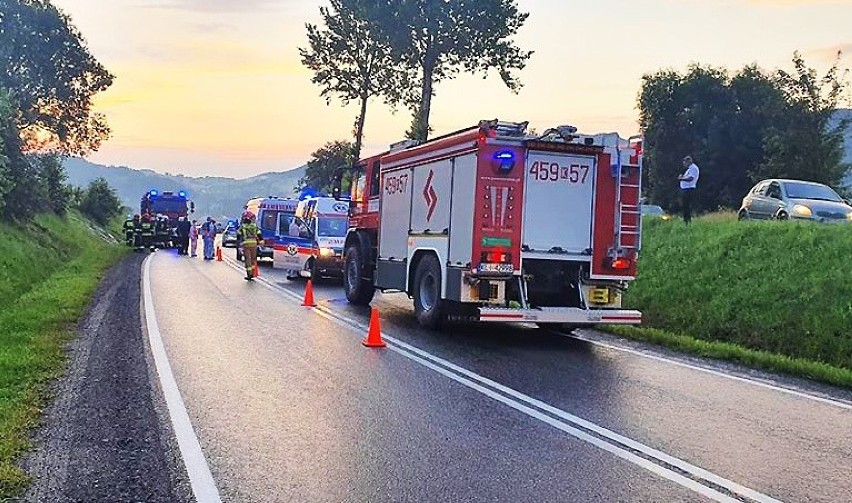 DK 28. Samochód osobowy dachował na krajówce w Tymbarku