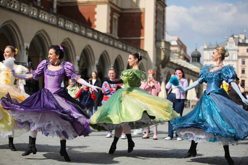 Krakowski balet zatańczył na płycie Rynku „Po polsku i po...