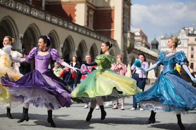 Krakowski balet zatańczył na płycie Rynku „Po polsku i po kozacku”.