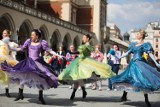 Cracovia Danza zatańczyła na Rynku Głównym „Po polsku i po kozacku” [ZDJĘCIA]
