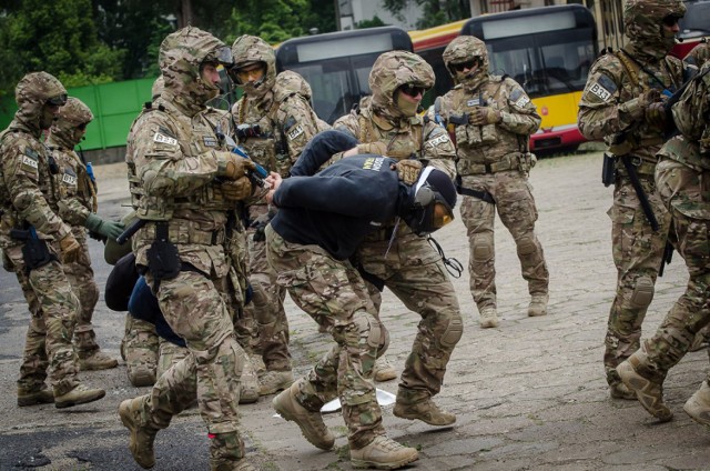 Ćwiczenia służb przed NATO. Antyterroryści symulowali zamach w bazie autobusowej [ZDJĘCIA]