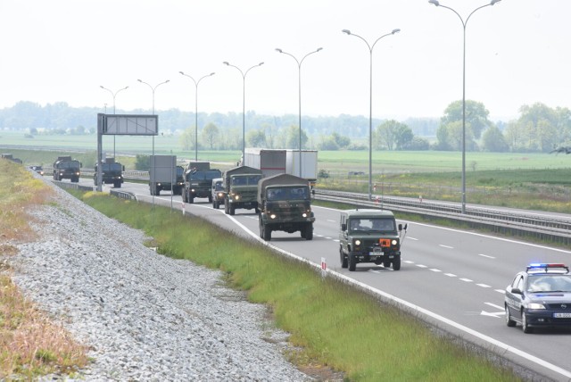 Wojsko apeluje do osób, które w dniach od 25 lutego do 14 marca napotka kolumnę wojskową o zachowanie ostrożności, niewjeżdżanie pomiędzy samochody wojskowe oraz niefotografowanie i niepublikowanie zdjęć