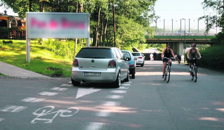 Rowerzyści najbardziej nie lubią, kiedy kierowcy parkują na...