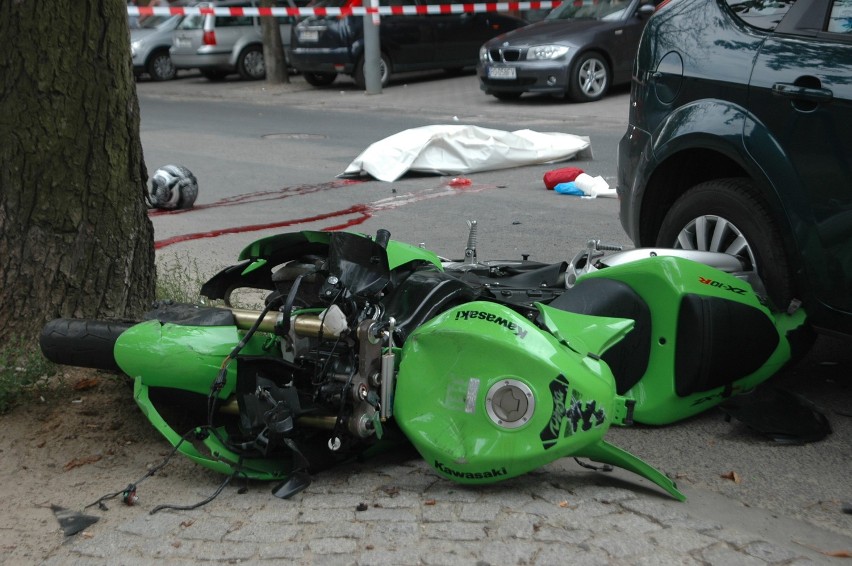Poznań: Motocyklista zginął na Wojskowej [ZDJĘCIA, WIDEO]