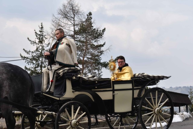 Księża w Zakopanem wyjechali do wiernych