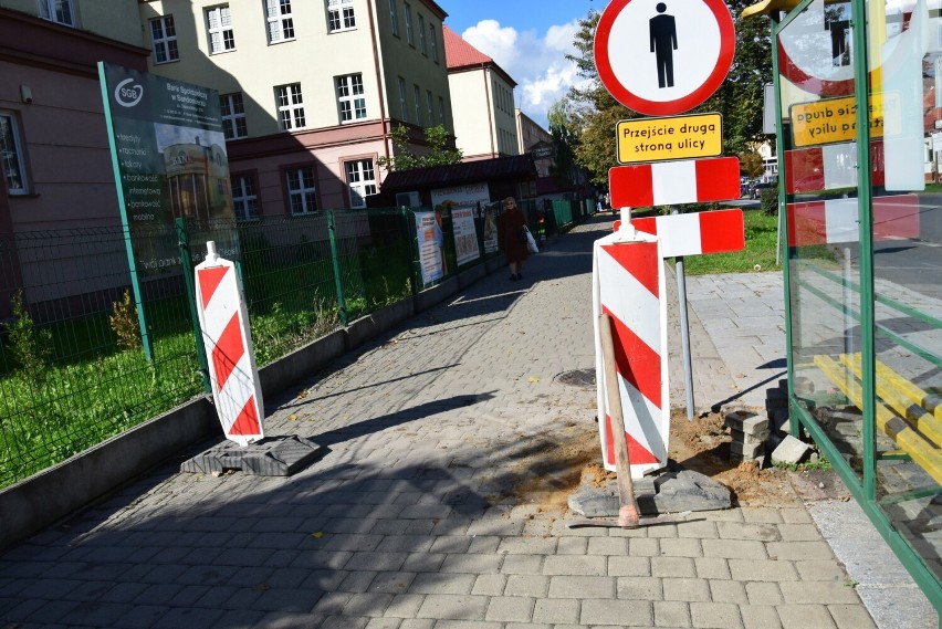 Trwa budowa ścieżki rowerowej  wzdłuż ulicy  Mickiewicza w...