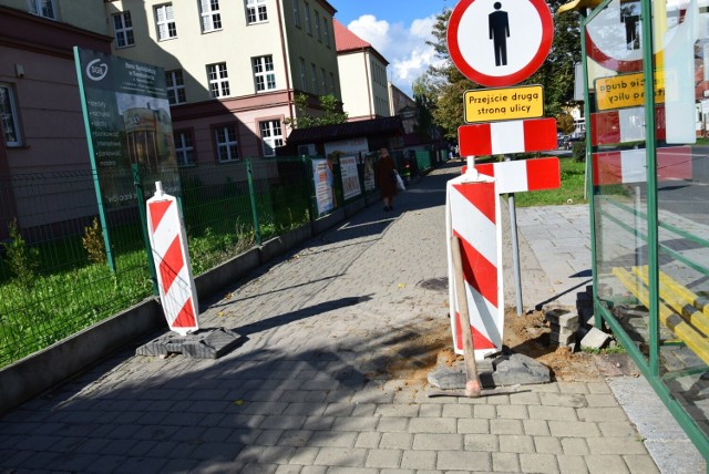 Trwa budowa ścieżki rowerowej  wzdłuż ulicy  Mickiewicza w  Sandomierzu. Kolejnym odcinkiem, na którym realizowane są prace jest chodnik przy przystanku autobusowym i budynku II Liceum Ogólnokształcącego w Sandomierzu. Ze względu na prowadzone prace, część chodnika została wyłączona z użytkowania.