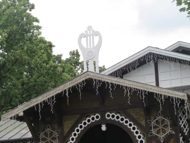 Dziś została wymieniona ozdoba w kształcie stylizowanej liry nad głównym wejściem do Teatru Letniego w Ciechocinku, który w tym roku obchodzi swoje 125-lecie.