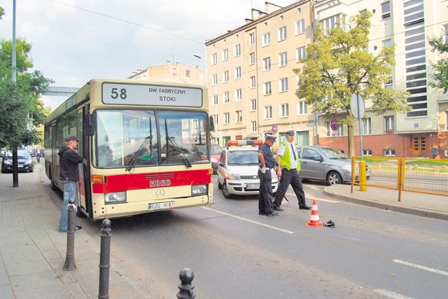 Dziewczyna została potrącona, gdy nagle wyszła zza autobusu.