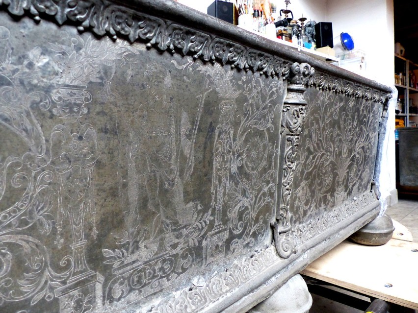 Bogato zdobiona ornamentami burta sarkofagu