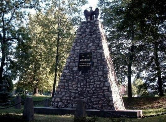 Obelisk zwieńczony orłem upamiętniający 500 rocznicę zwycięskiej bitwy pod Grunwaldem