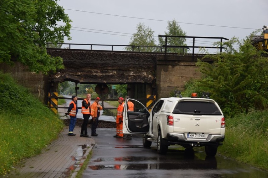 Zawalony wiadukt kolejowy. Droga do Opiesina i Janiszewic nieprzejezdna [zdjęcia]