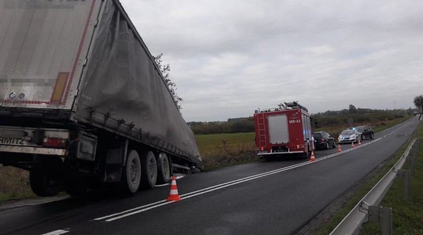 W Pturku ciężarówka przewożąca sól wjechała do rowu [zdjęcia] 