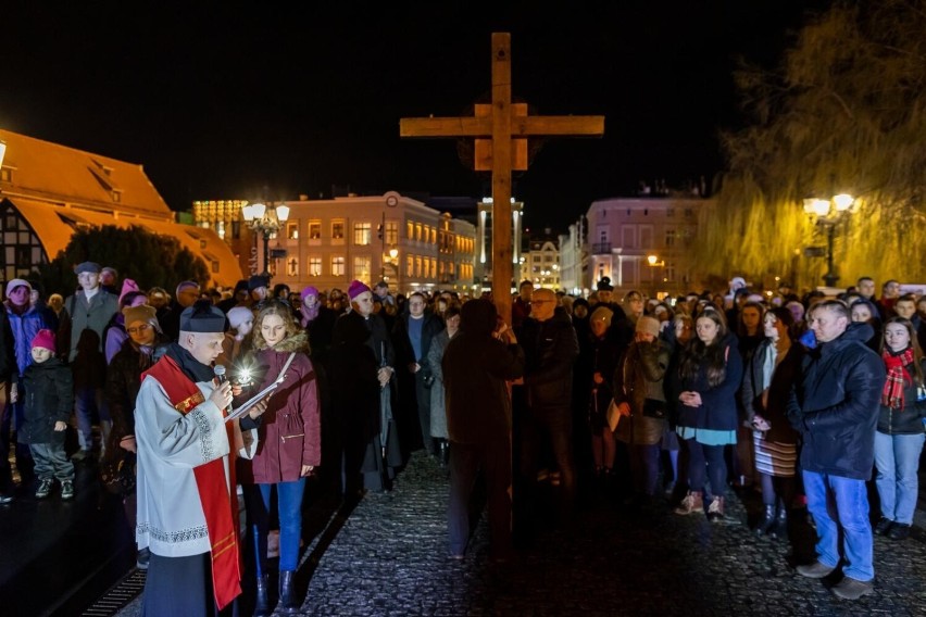 Wierni wyruszyli w piątkowy wieczór sprzed bydgoskiej...