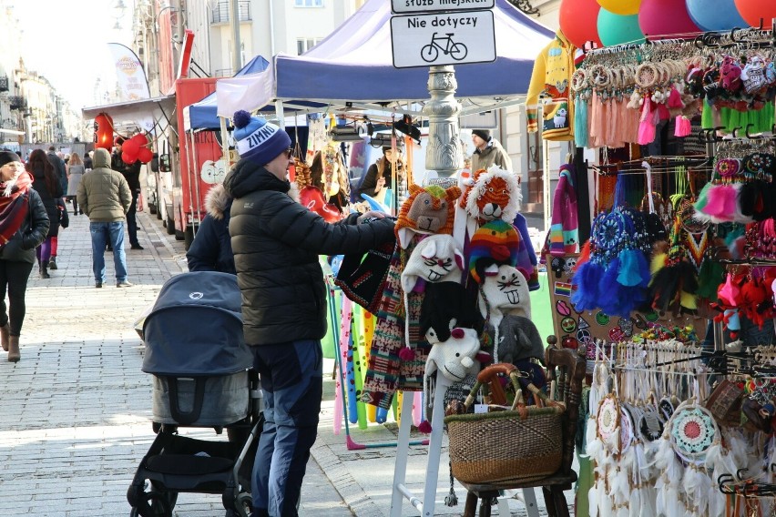 Ostatni dzień jarmarku walentynkowego w Kielcach. Wiele osób szukało pięknych prezentów dla drugiej połówki