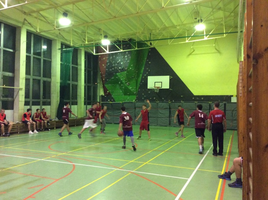 Myszków: pięć drużyn walczyło w amatorskim turnieju koszykówki. Pierwsze miejsce dla LO Myszków FOTO