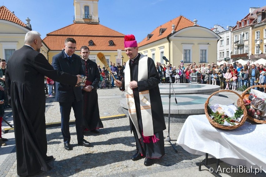 W Wielką Sobotę w południe abp Tadeusz Wojda poświęcił na...