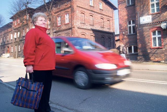 Barierki przy tej ulicy na pewno by się przydały - mówi rybniczanka Łucja Borszcz