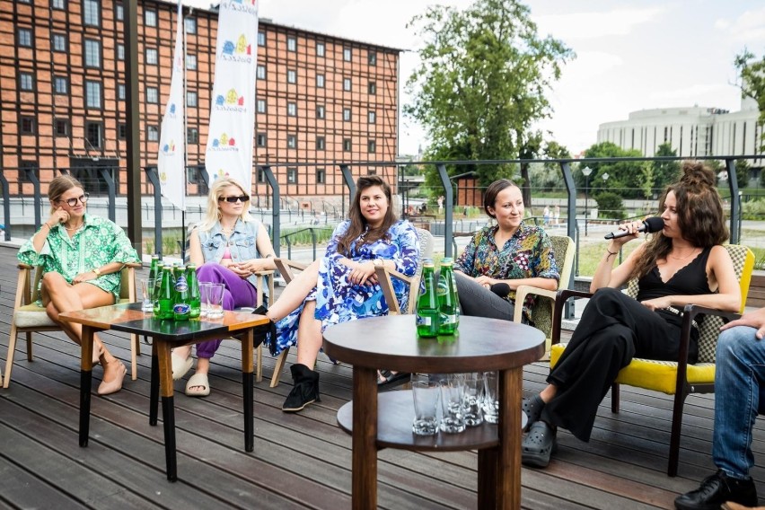 Na tarasie Młynów Rothera odbyła się konferencja prasowa,...