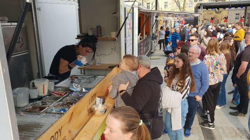 Majówka 2022. Tłumy na zlocie foodtrucków w Strzelcach Opolskich [ZOBACZ ZDJĘCIA]