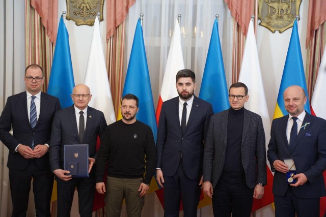 Prezydent  Zełenski w Chełmie, w towarzystwie premiera Mateusza Morawieckiego, odznaczył prezydentów miast za pomoc Ukrainie. fot.