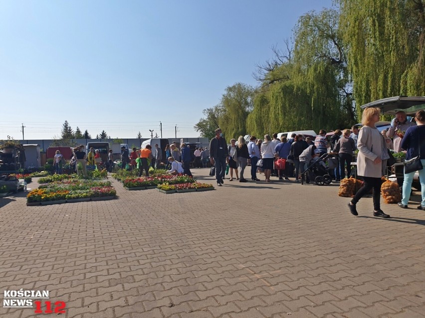 Sobota na targowisku w Kościanie. Mnóstwo kupujących i sprzedawców