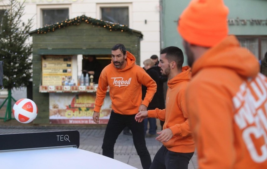 Zobacz kolejne zdjęcia. Przesuwaj zdjęcia w prawo - naciśnij...