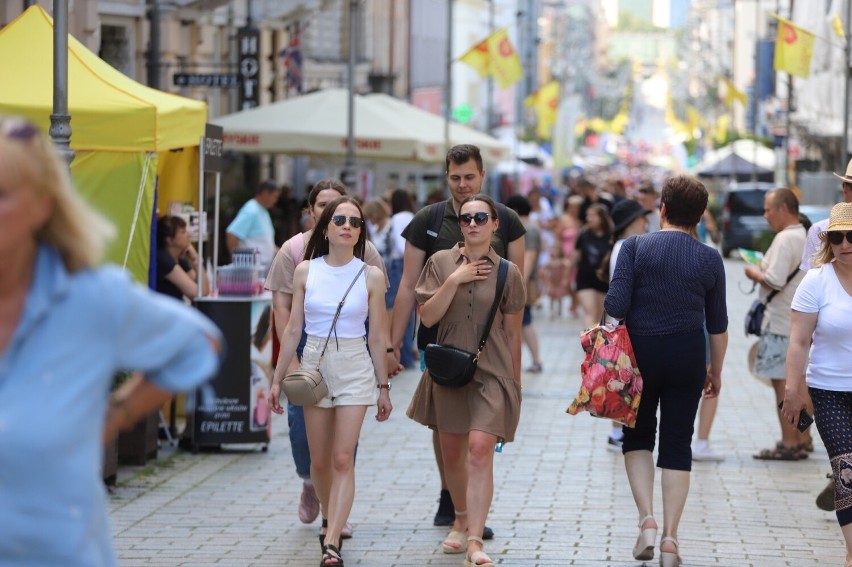 Trwa Święto Kielc. Tłumy kielczan na jarmarku na ulicy Sienkiewicza. Zobaczcie, jak miasto tętni życiem