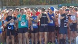 Setki biegaczy na starcie 5.Górskiego Crossu po Zielonym Lesie