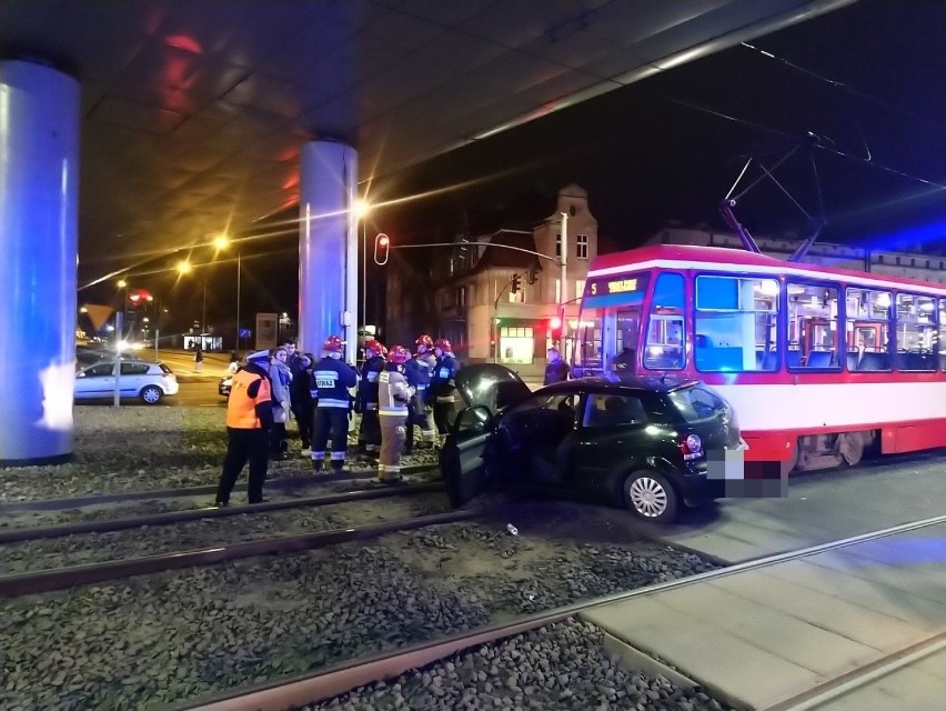 Zderzenie tramwaju z samochodem przy Galerii Bałtyckiej w...