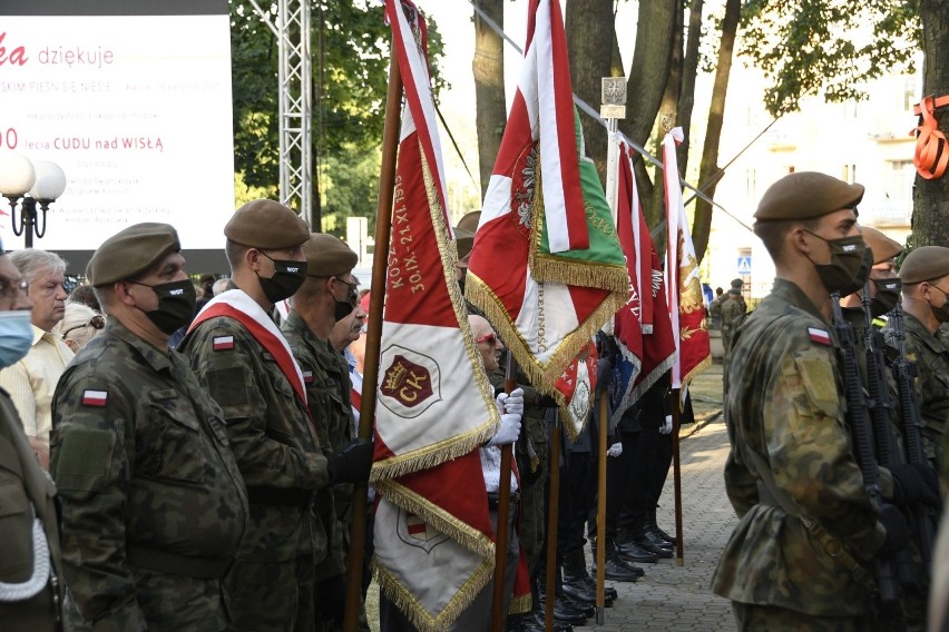 Msza święta za Ojczyznę w kościele garnizonowym w Kielcach na stulecie Cudu nad Wisłą. Była przepiękna oprawa. Zobaczcie [ZDJĘCIA]