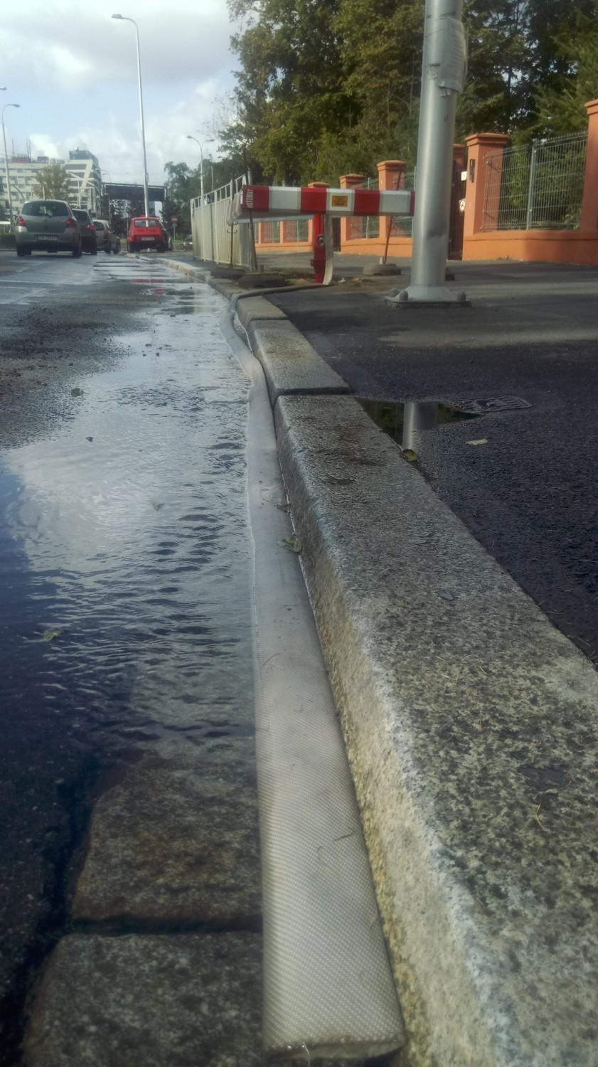 Wrocław. Woda lała się na ulicę. I to tygodniami. Co na to MPWiK?