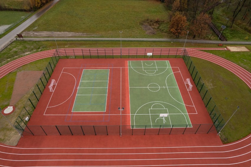 Przy Szkole Podstawowej w Starym Dzikowie powstało nowoczesne, wielofunkcyjne boisko sportowe [ZDJĘCIA, WIDEO]