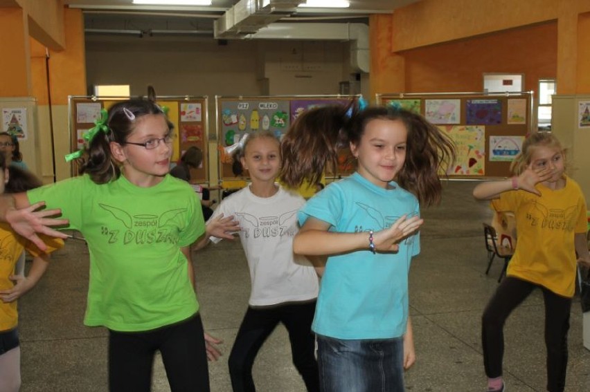 Dzieci tańczące zumbę