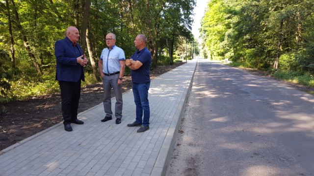 Modernizacja nawierzchni dróg i chodników - kwota 2 mln zł.