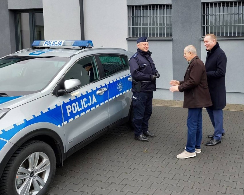 Nowy radiowóz w Bogatyni i nagrody za dotychczasową służbę dla policjantów