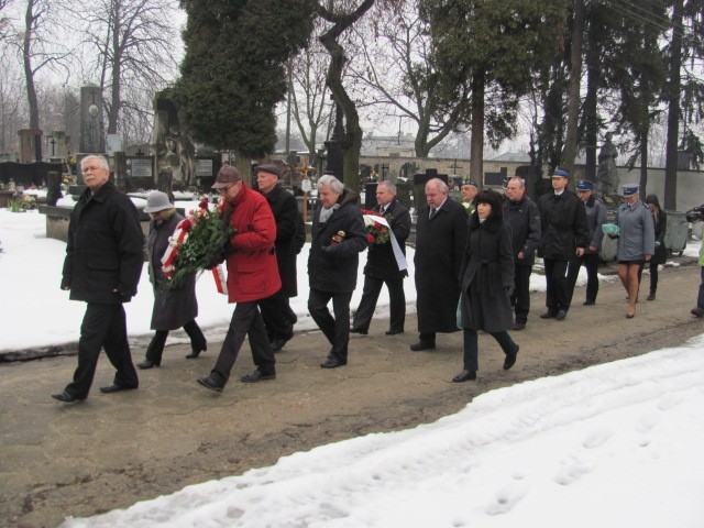Częstochowa: W rocznicę katastrofy złożyli kwiaty na grobie Janusza Kochanowskiego [ZDJĘCIA]