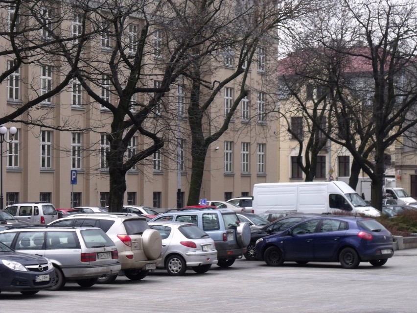 Kierowcy parkują na płycie placu Dąbrowskiego