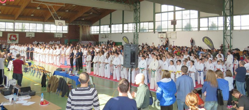 Młodzi karatecy z Krosna zdobyli trzy puchary na turnieju w Piasecznie